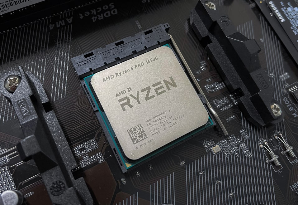 Procesor AMD Ryzen 5 4650G na płycie głównej z dyskami Samsung