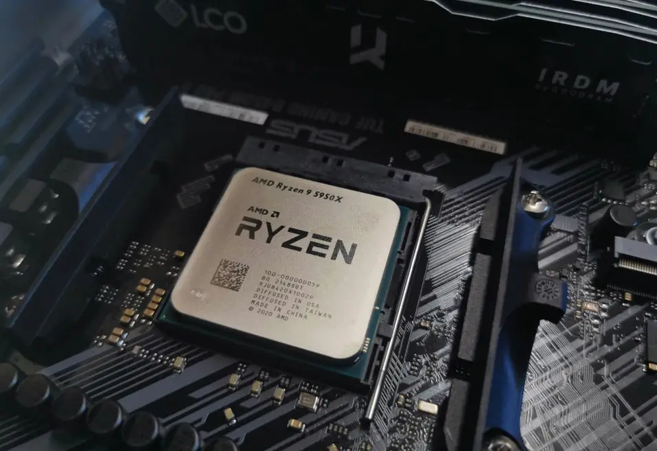 Procesor AMD Ryzen 9 5950 na płycie głównej z dyskami